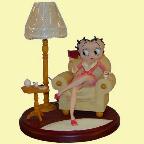 betty boop in stoel met lamp