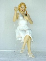 Marilyn Monroe sitting model 1530